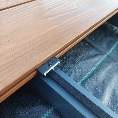 composiet vlonder leggen: montage van de vlonderplank