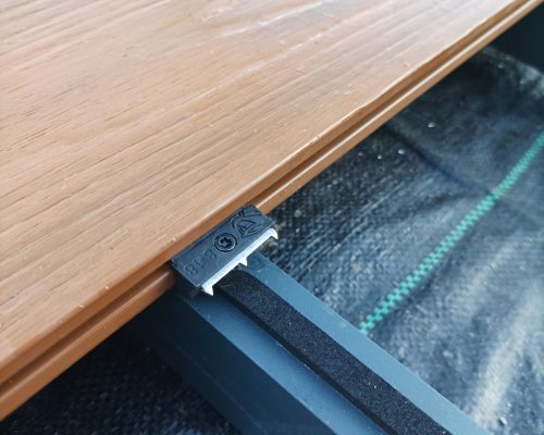 composiet vlonder leggen: montage van de vlonderplank